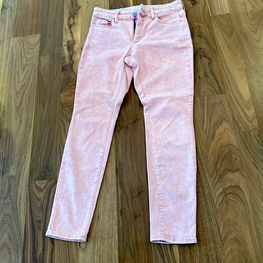 Cute pink high rise skinny jeans. Very good condition. Women’s size 4.